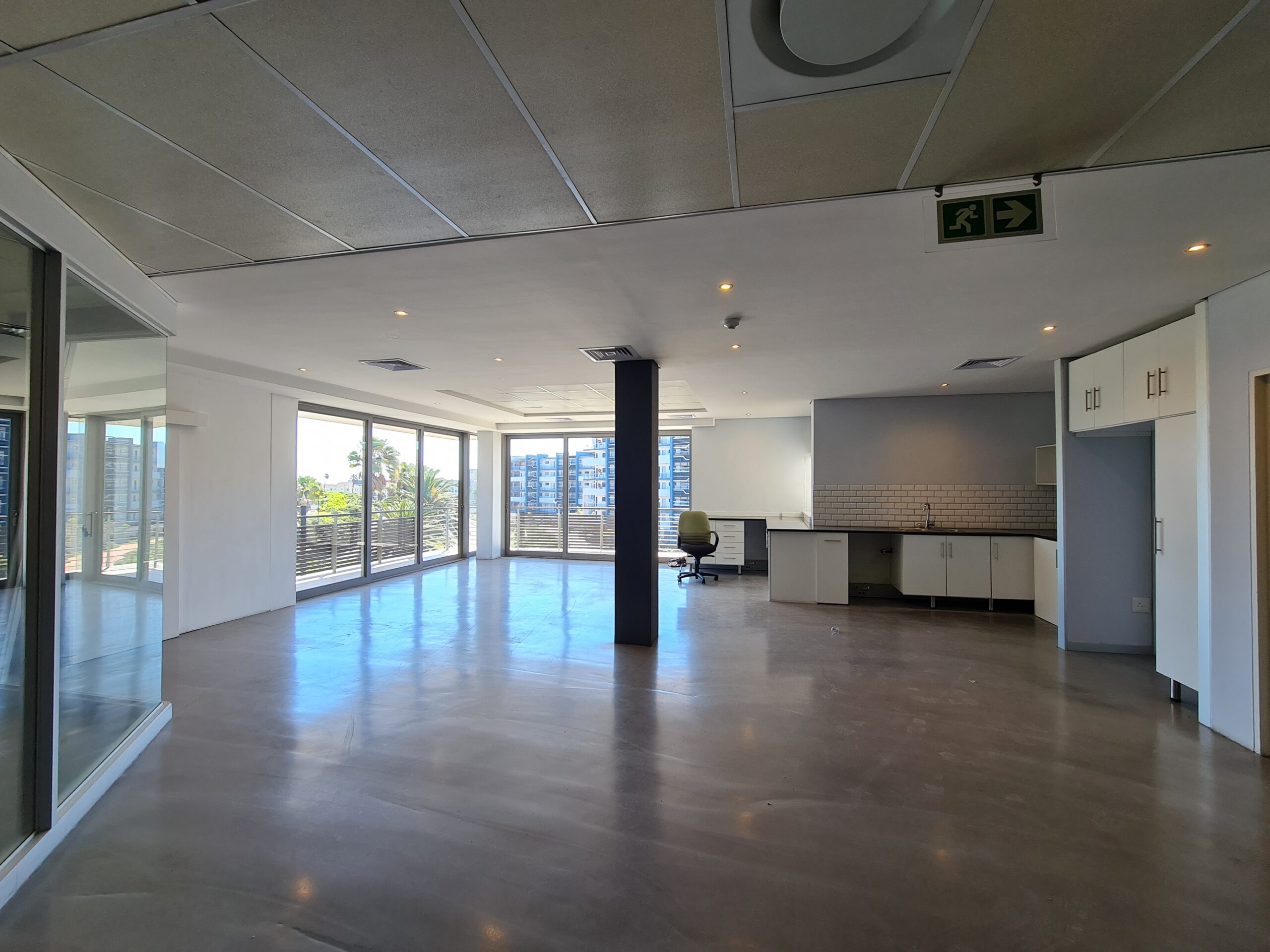 888 m² Office to Rent Century City I One on Estuaries