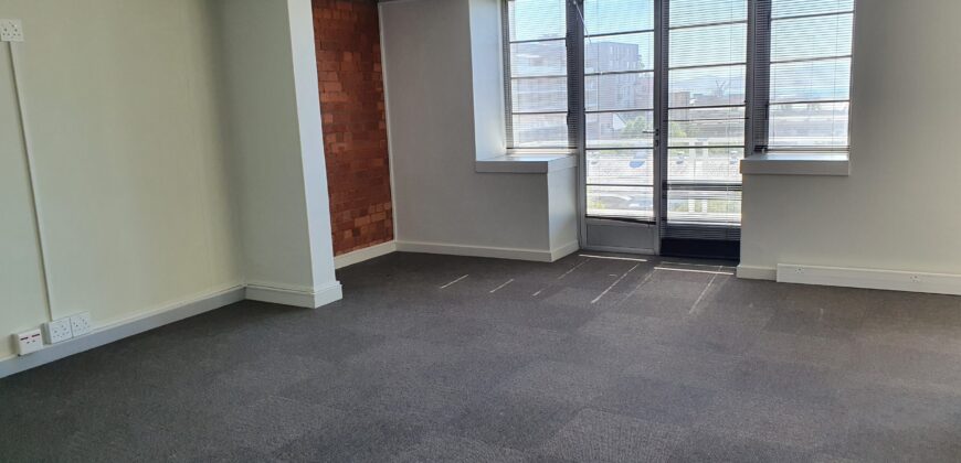 300 m² Office to Rent Green Point