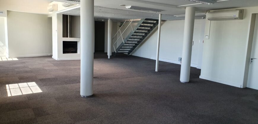 300 m² Office to Rent Green Point
