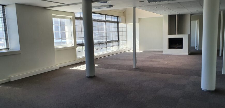 300 m² Office to Rent Green Point