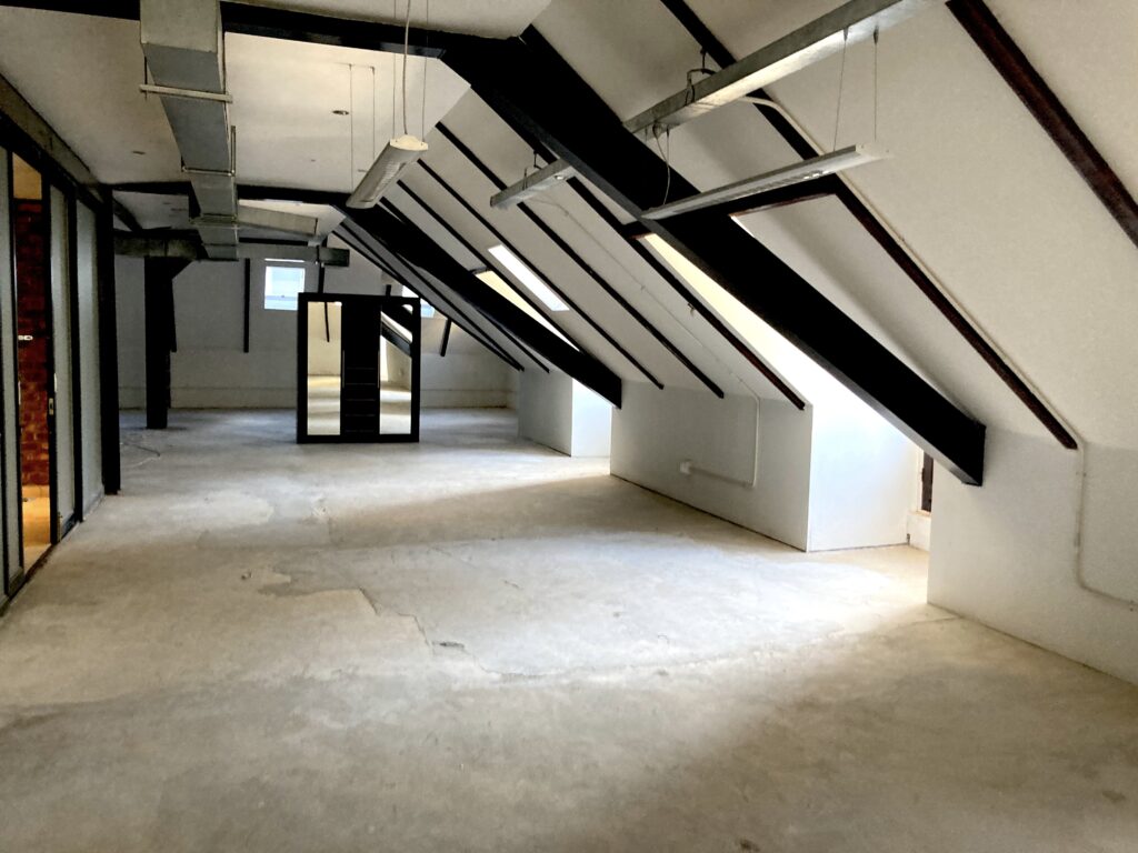 300 m² Office space to Rent Cape Town CBD I 16 Loop Street - Image 1