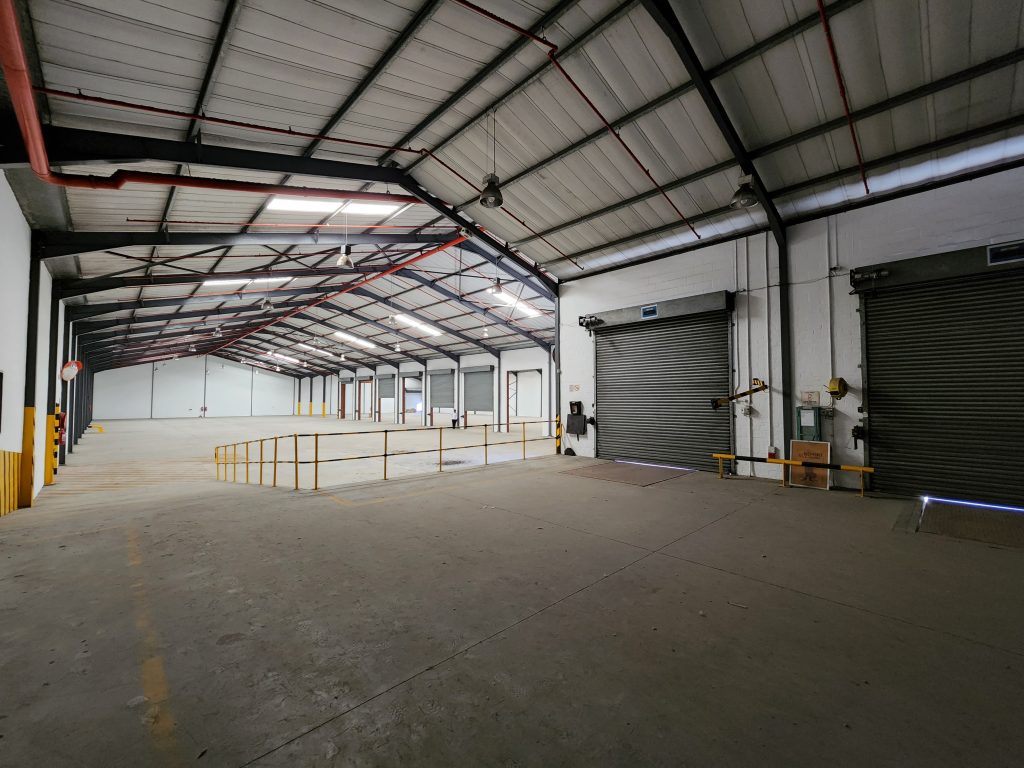 Warehouse to Rent Airport Industria - 28 Manhattan Drive