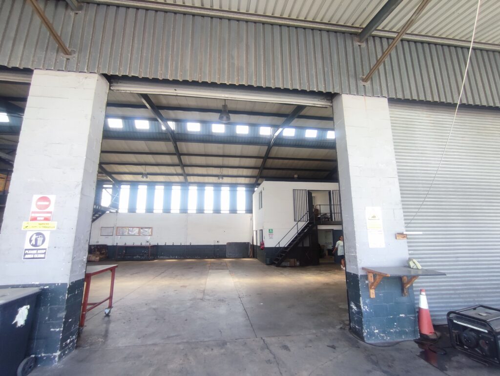 Warehouse to Let Airport Industria