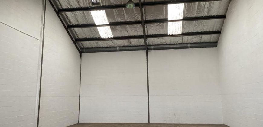 204 m² Warehouse to Airport Industria