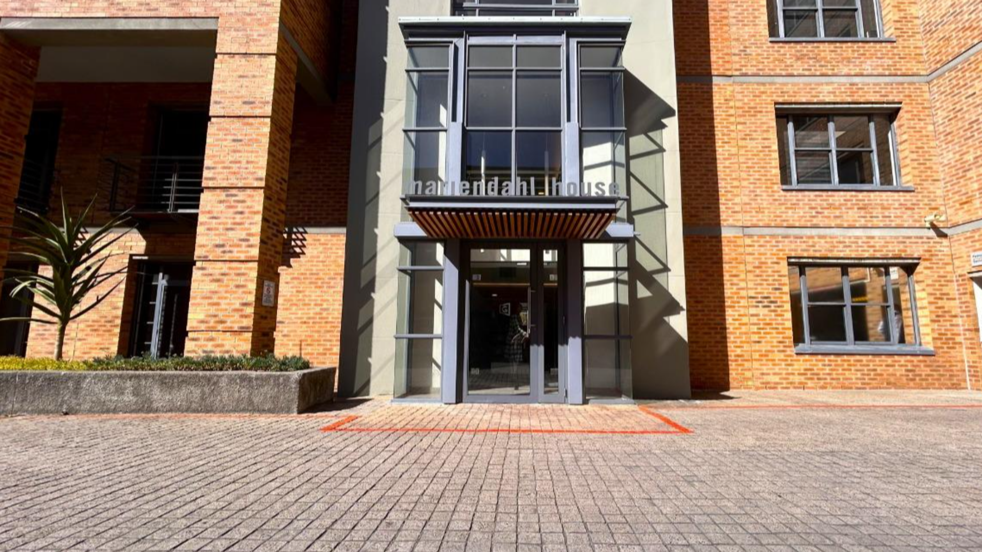 137 m² Office to Rent Newlands on Main