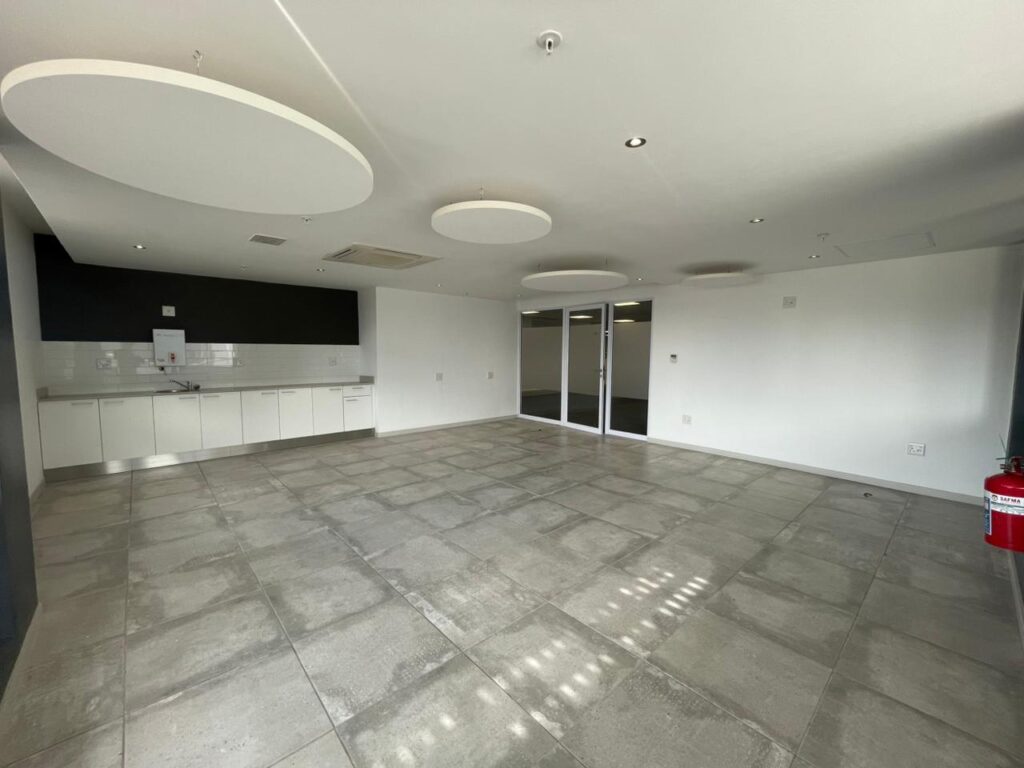 1,030 m² Office to Rent Woodstock - Image 2